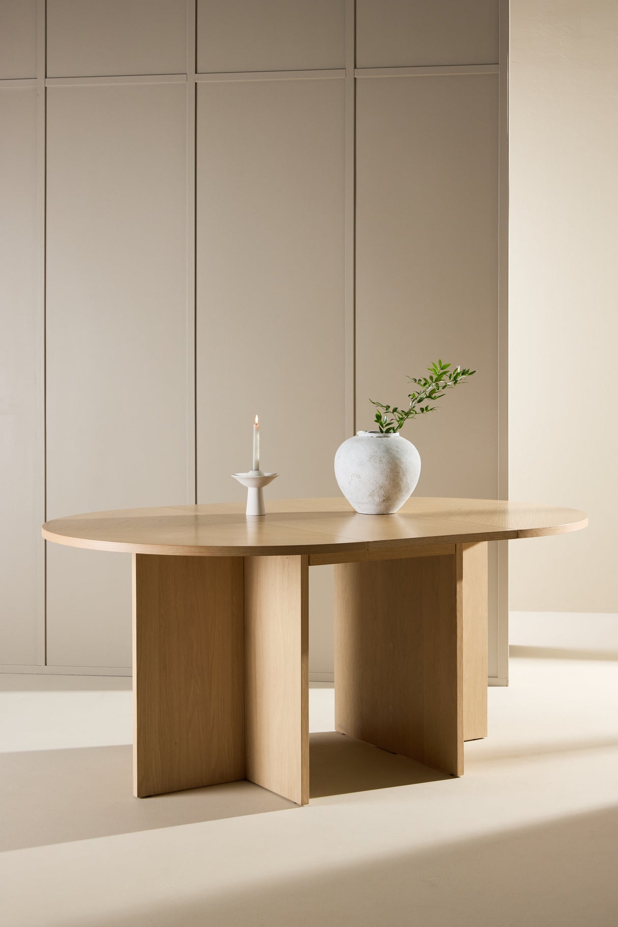 Strada dining table - whitewashed / oak veneered 120 x 120 x 74 cm