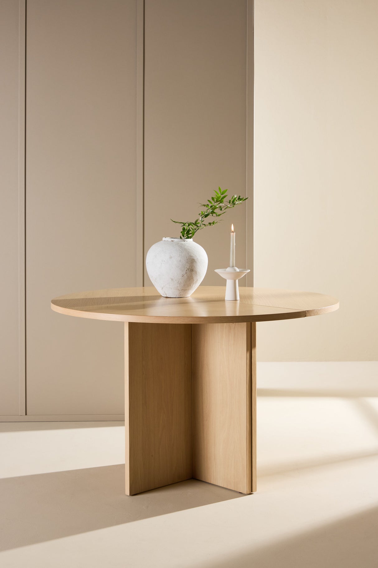 Strada dining table - whitewashed / oak veneered 120 x 120 x 74 cm