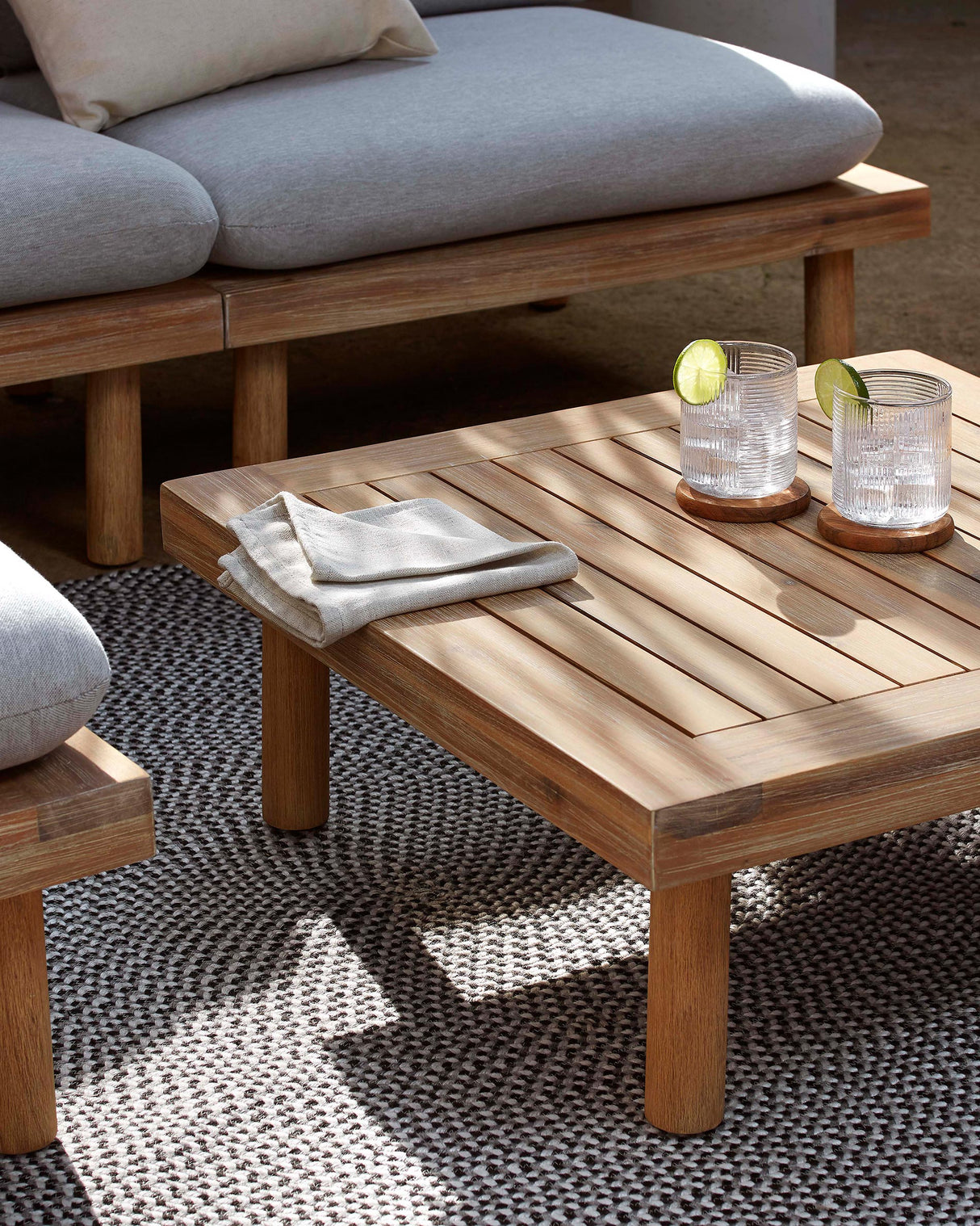 Viridis Outdoor Set, bestehend aus 4 Sessel und 2 Tischen FSC 100% - ZEN ZONE Furniture