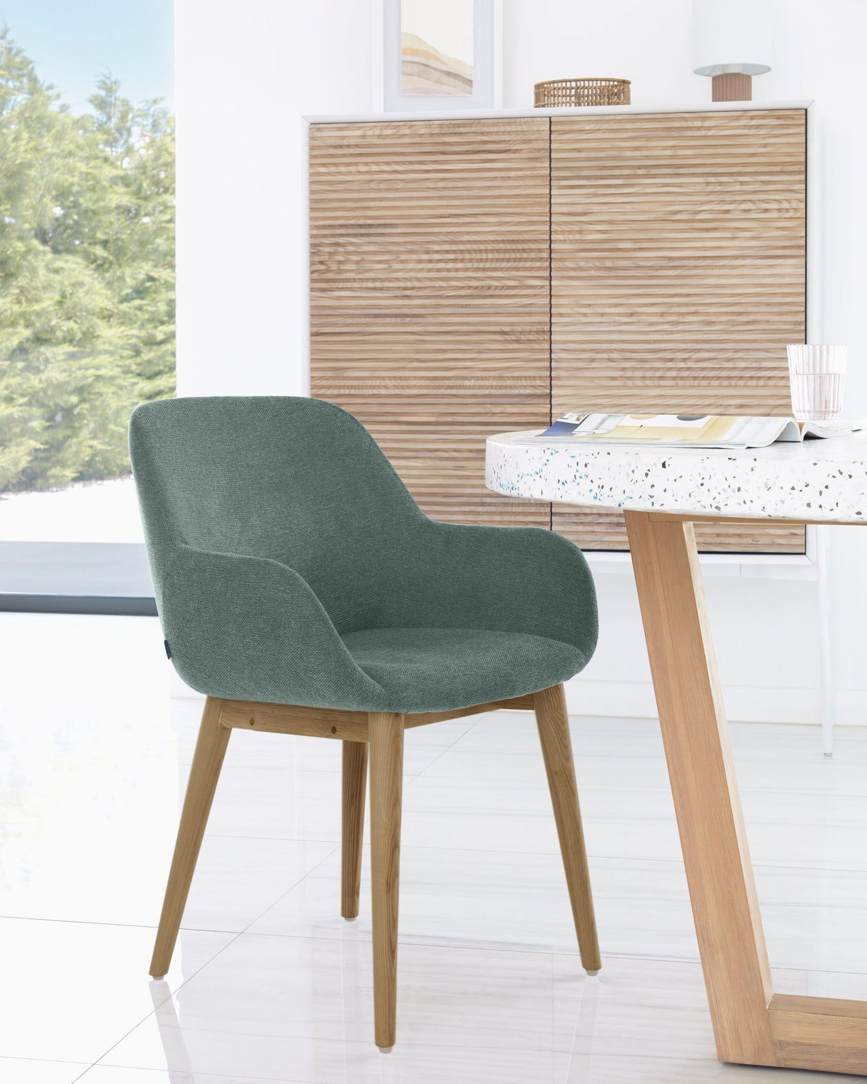 Konna Stuhl in Grün und Beine aus massivem Eschenholz mit dunklem Finish - ZEN ZONE Furniture