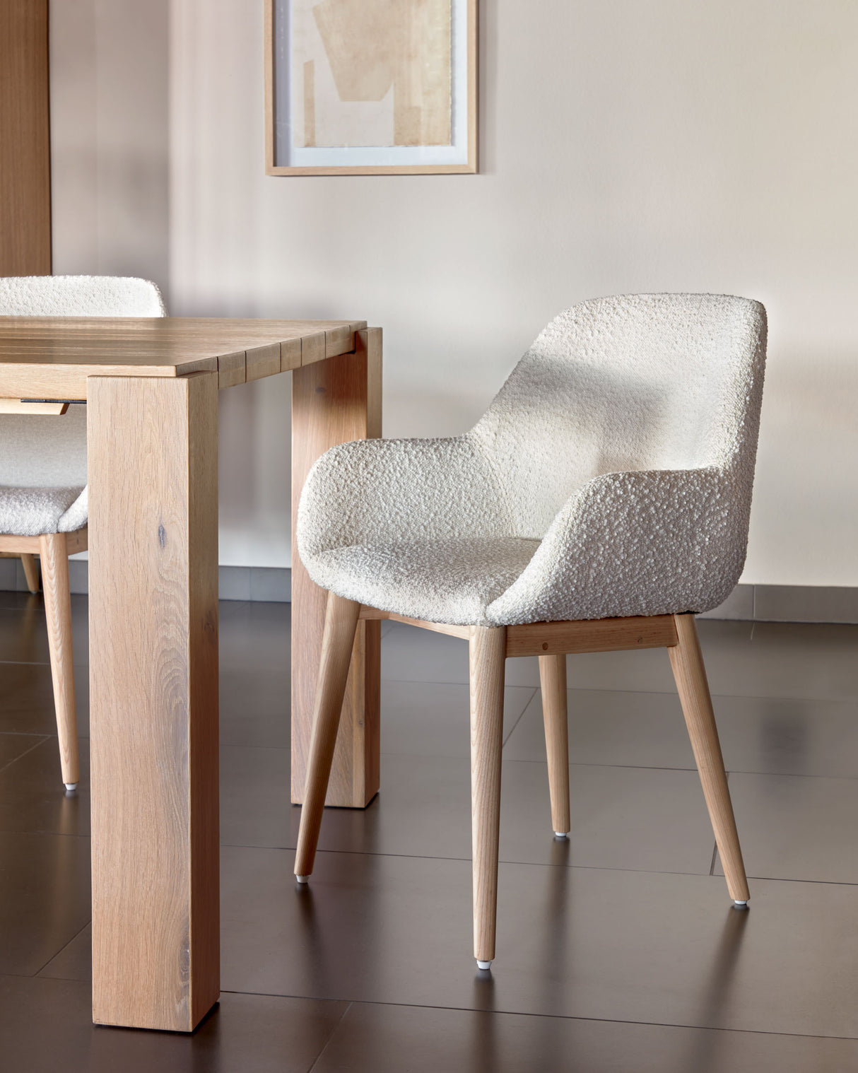 Konna Stuhl mit Bouclé-Bezug weiß Beine aus massivem Eschenholz mit natürlichem Finish - ZEN ZONE Furniture