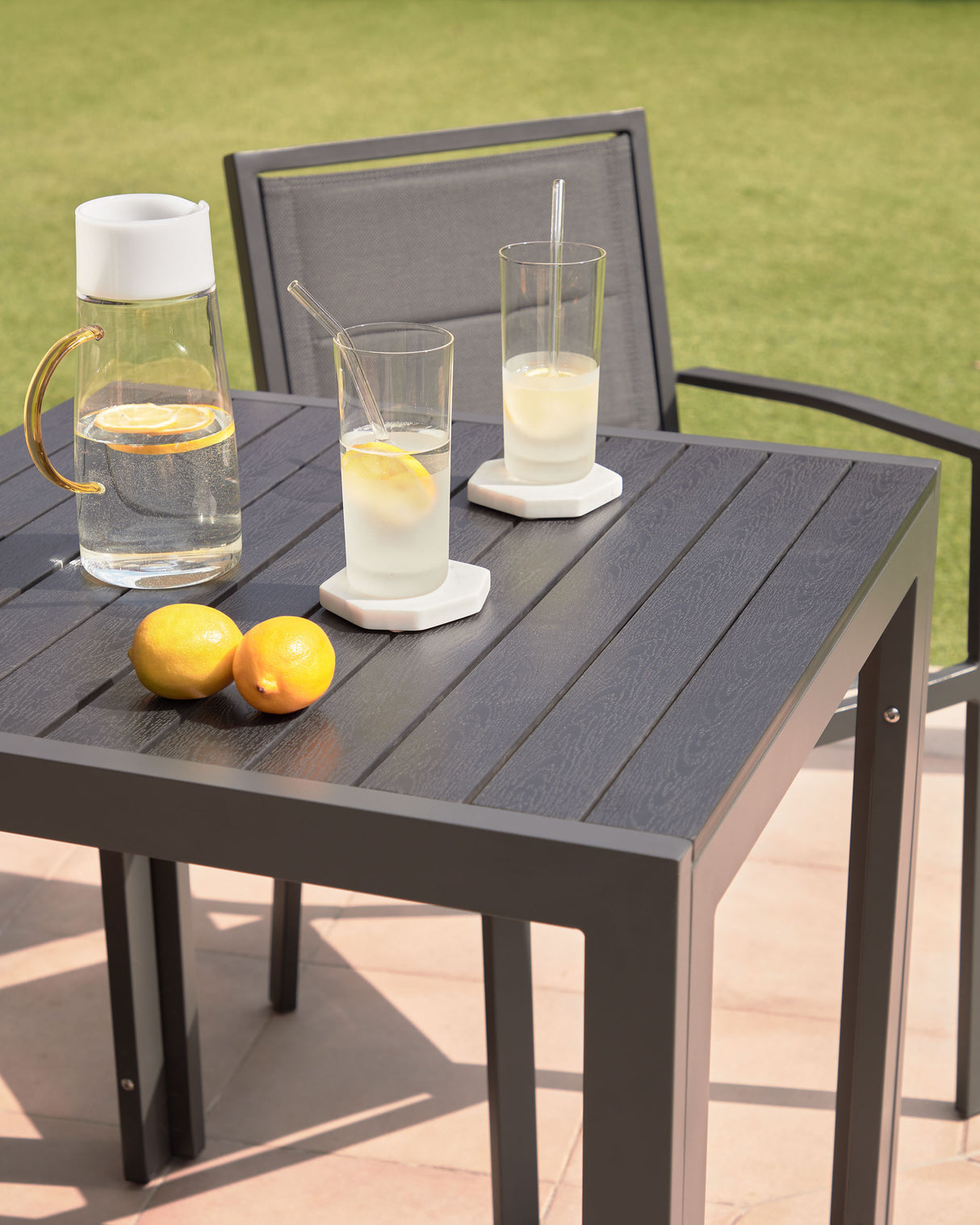 Sirley Gartentisch aus Aluminium schwarz 70 x 70 cm - ZEN ZONE Furniture