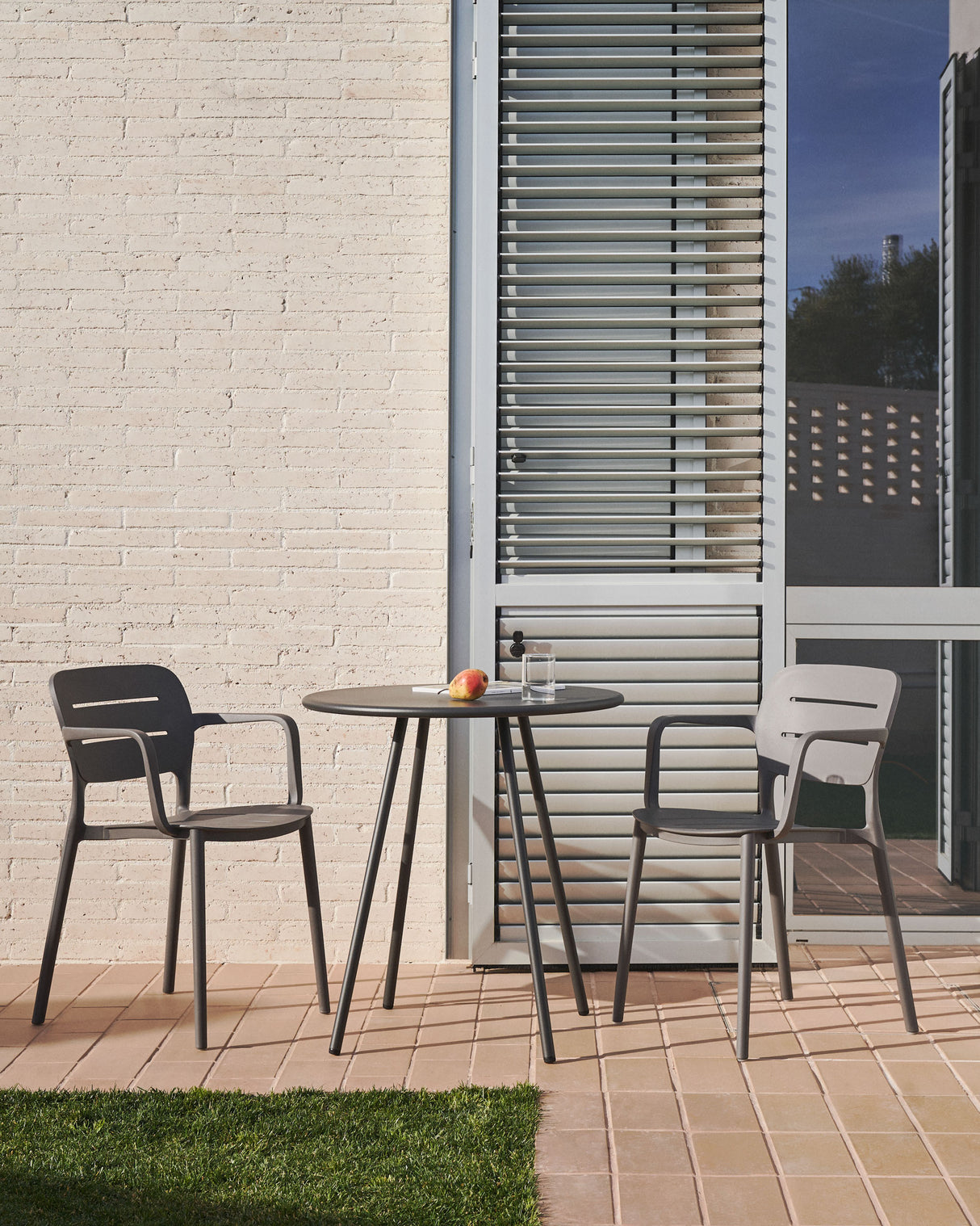 Morella stapelbarer Outdoor-Stuhl in Grau - ZEN ZONE Furniture