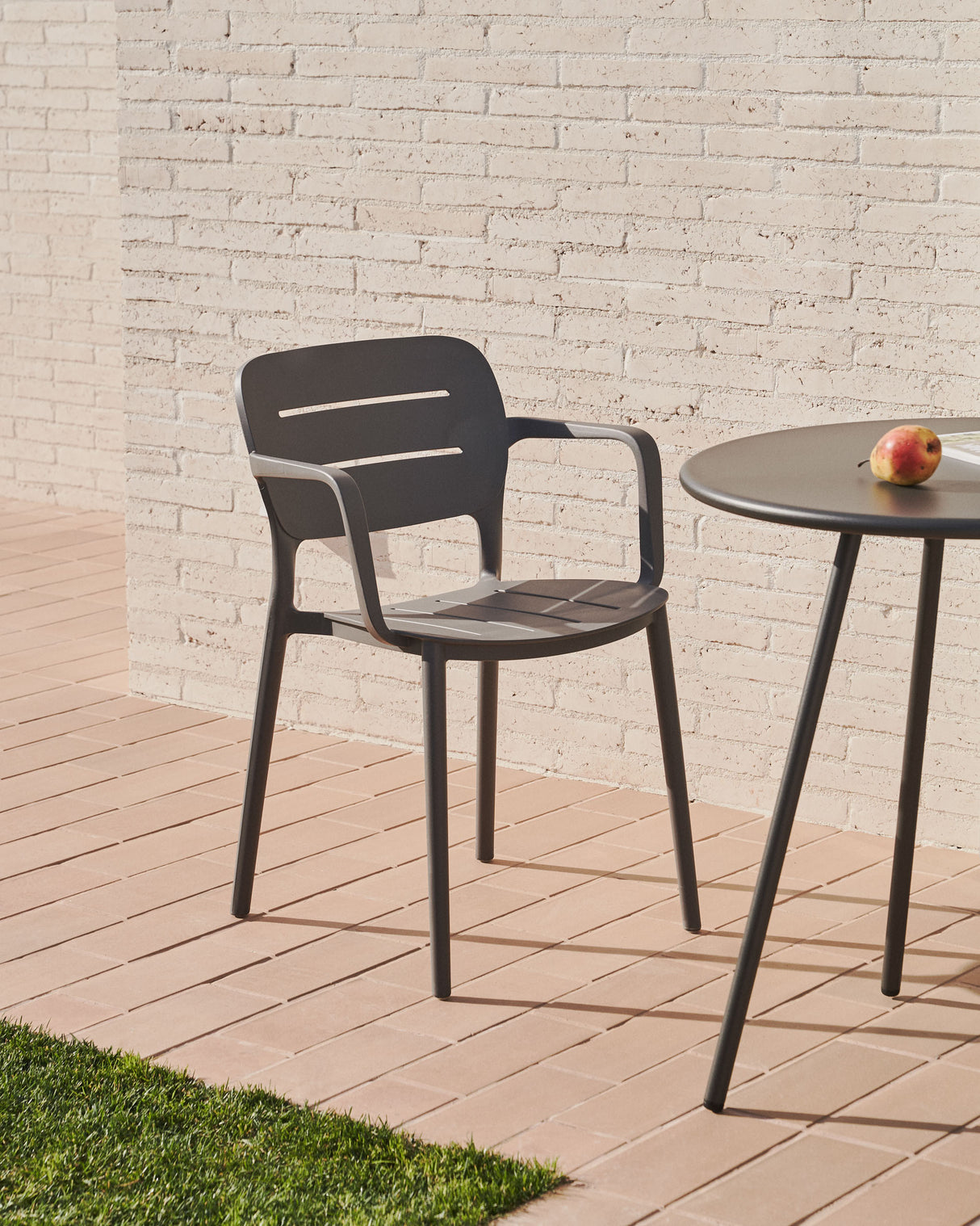 Morella stapelbarer Outdoor-Stuhl in Grau - ZEN ZONE Furniture