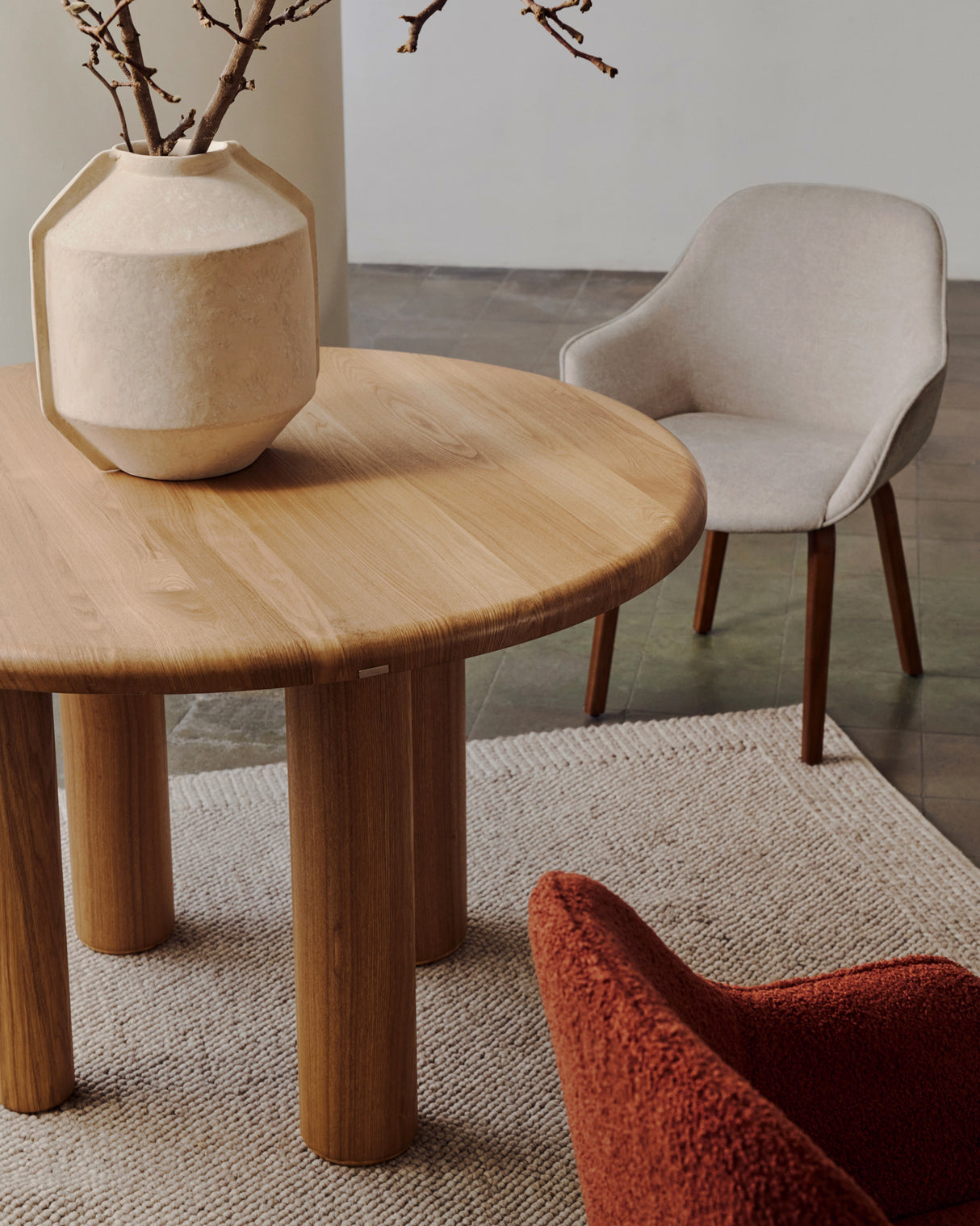 Aleli Stuhl mit Chenille in Beige Beine aus massivem Eschenholz mit natürlichem Finish - ZEN ZONE Furniture