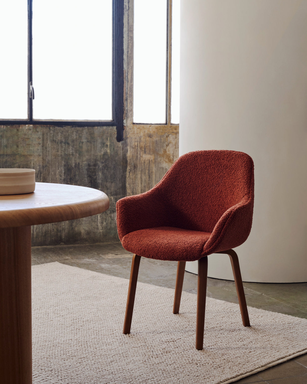 Aleli Stuhl mit Bouclé in Terrakotta Beine aus massivem Eschenholz mit natürlichem Finish - ZEN ZONE Furniture