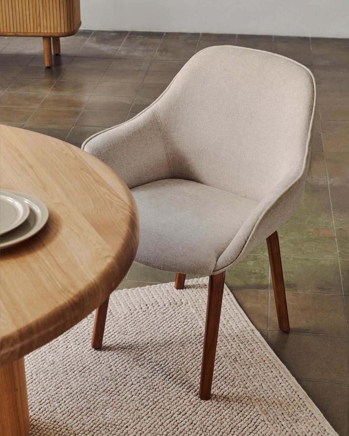 Aleli Stuhl mit Chenille in Beige Beine aus massivem Eschenholz mit natürlichem Finish - ZEN ZONE Furniture