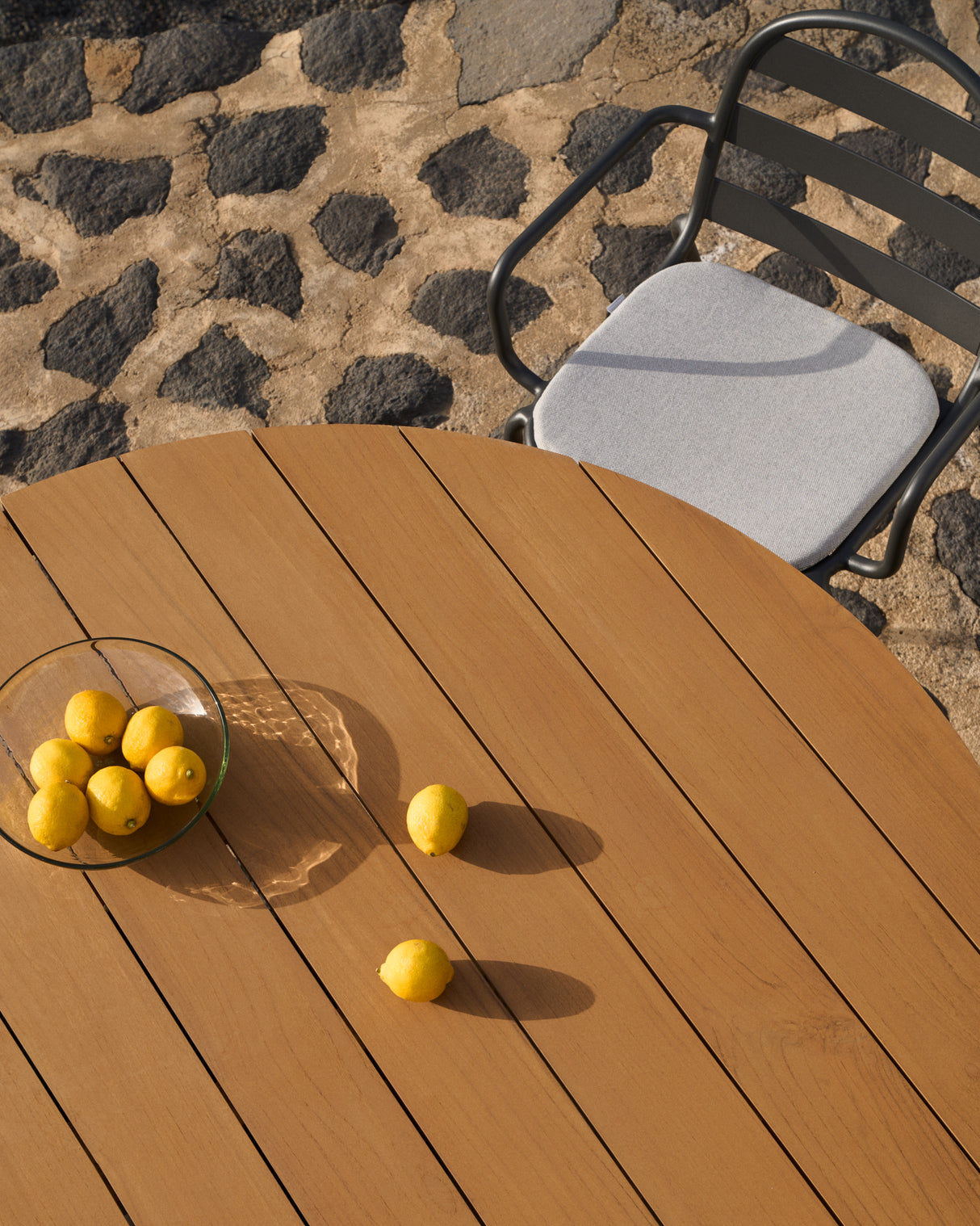 Tudons Outdoor-Tisch rund aus Aluminium mit grauem Finish und Teakholz FSC 100% Ø 120 cm - ZEN ZONE Furniture