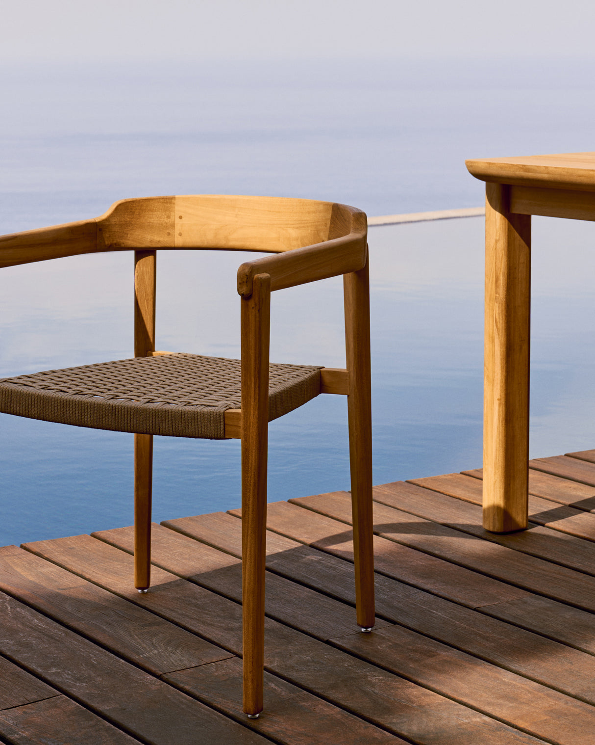 Icaro Stuhl stapelbar aus massivem Teakholz FSC 100% mit naturfarbenem Finish und beigem Seil - ZEN ZONE Furniture