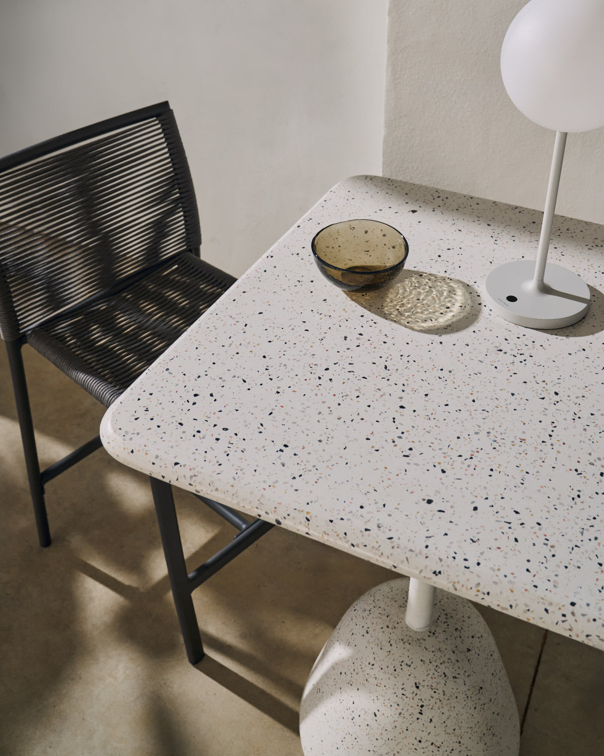 Hoher Saura Bartisch aus weissem Terrazzo mit weisser Terrazzo-Platte 95 x 70 x 70 cm - ZEN ZONE Furniture