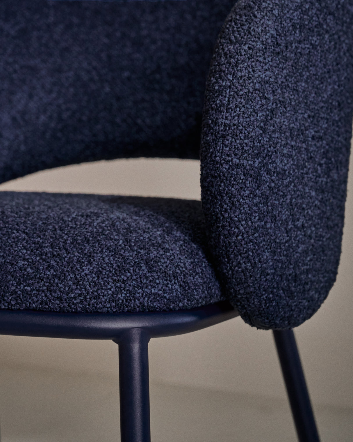 Maina Stuhl aus festem blauem Chenille und Stahlbeinen mit blauem Finish FSC Mix Credit - ZEN ZONE Furniture