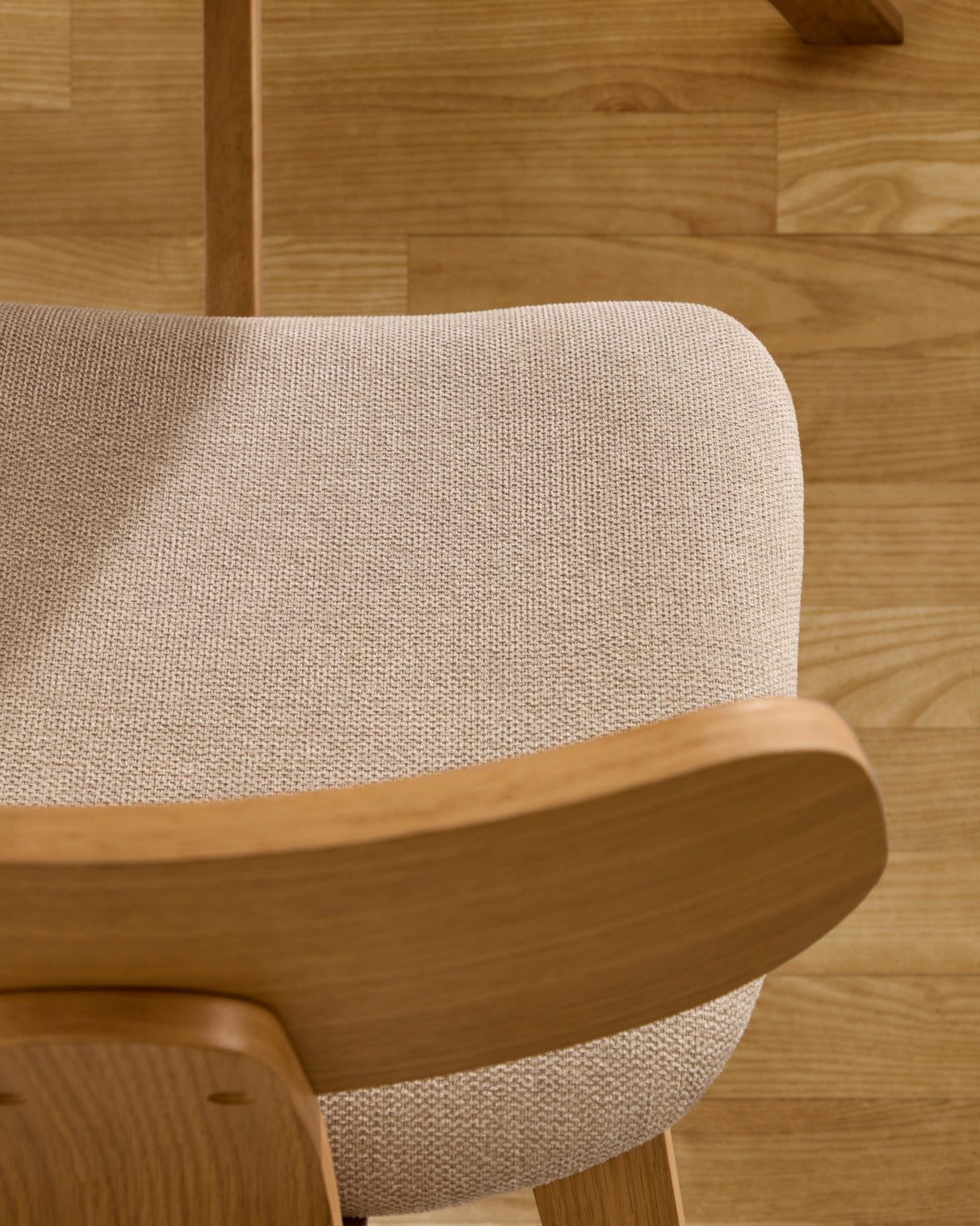 Stuhl Gena beige Chenille-Sitzfläche mit Eichenfurnier und Kautschukholzrahmen - ZEN ZONE Furniture