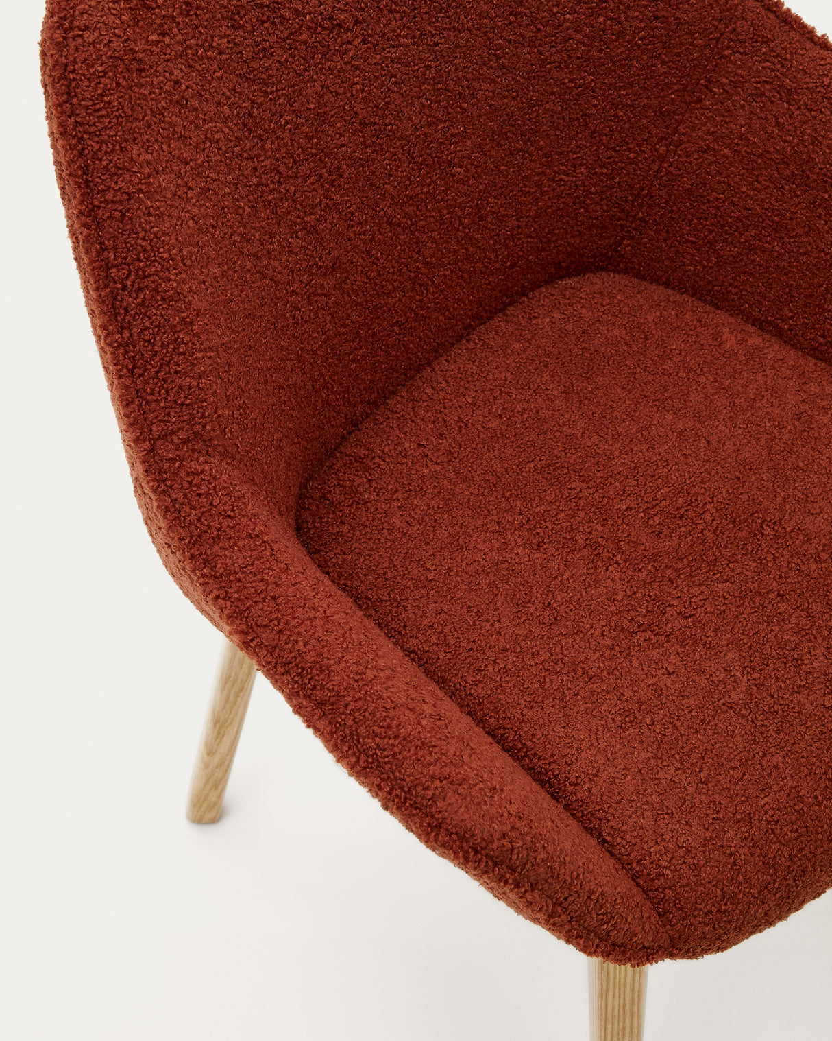 Aleli Stuhl mit Bouclé in Terrakotta Beine aus massivem Eschenholz mit natürlichem Finish - ZEN ZONE Furniture