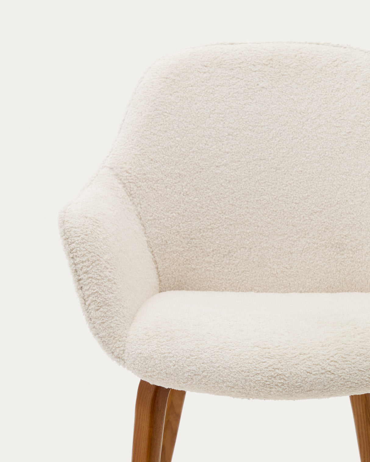 Aleli Stuhl mit Bouclé in Weiß Beine aus massivem Eschenholz mit Nussholzfinish - ZEN ZONE Furniture