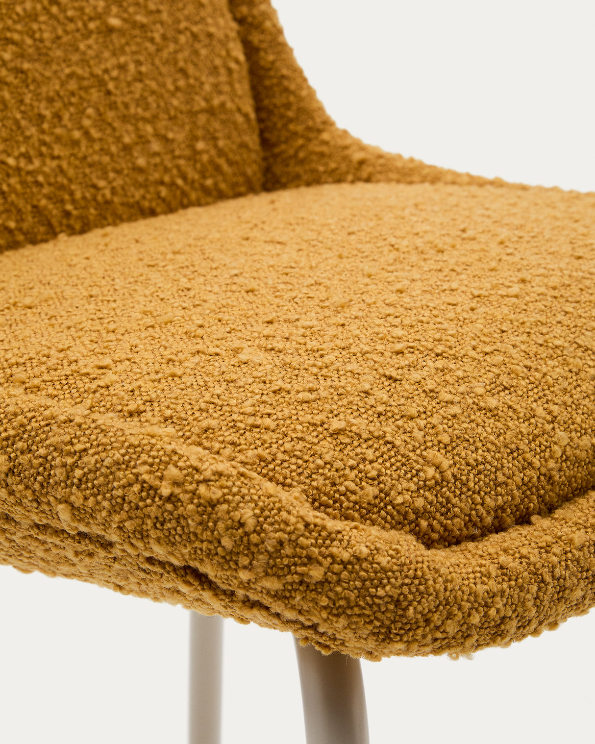 Aimin Hocker aus Bouclé senfgelb und Stahlbeine mit Lackfinish beige 65 cm FSC Mix Credit - ZEN ZONE Furniture