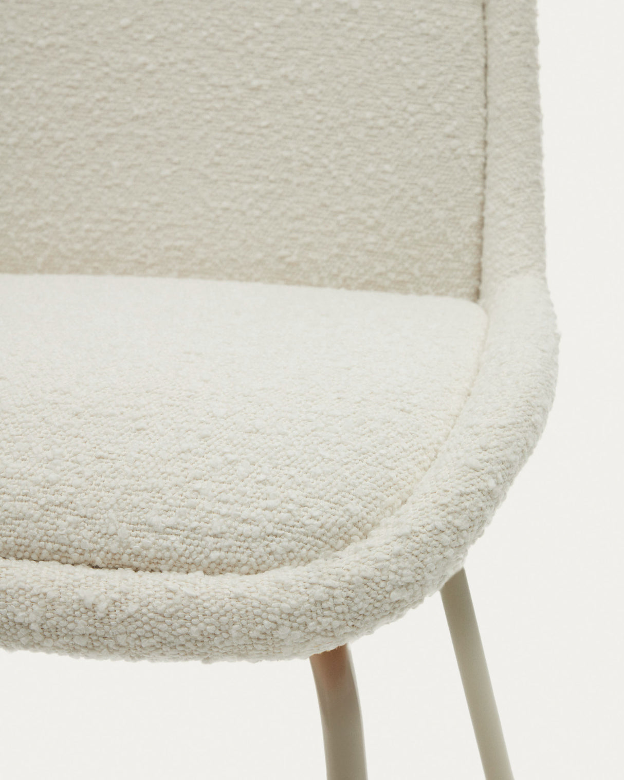 Aimin Stuhl aus weißem Bouclé und Stahlbeinen mit mattbeigem Finish - ZEN ZONE Furniture