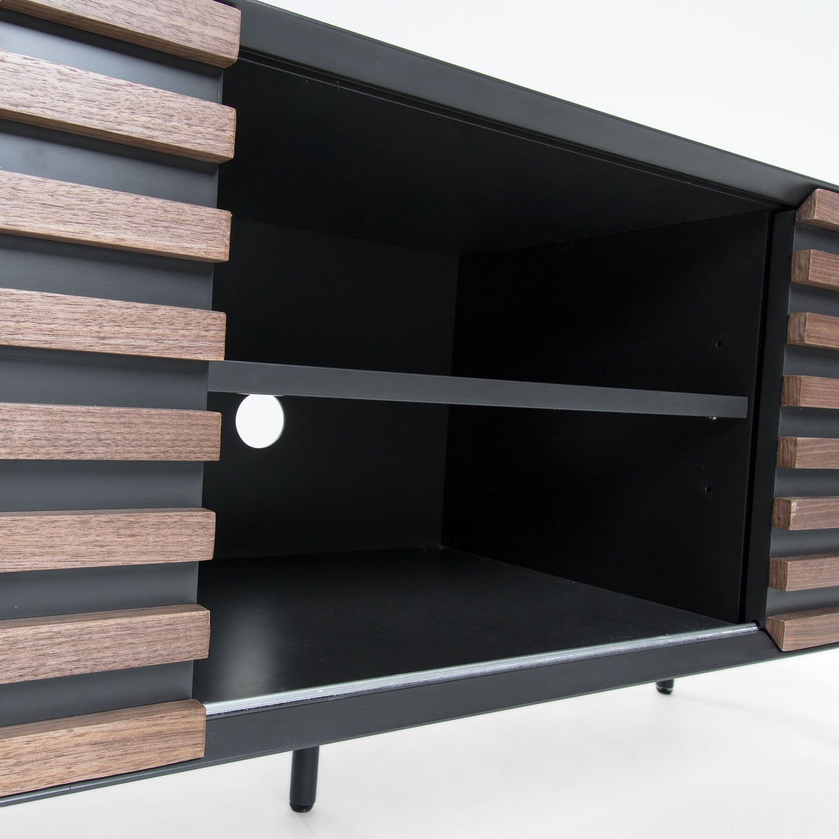 Kesia TV-Schrank 2 Türen Nussholzfurnier schwarze Lackierung Stahl in Schwarz 162 x 58 cm - ZEN ZONE