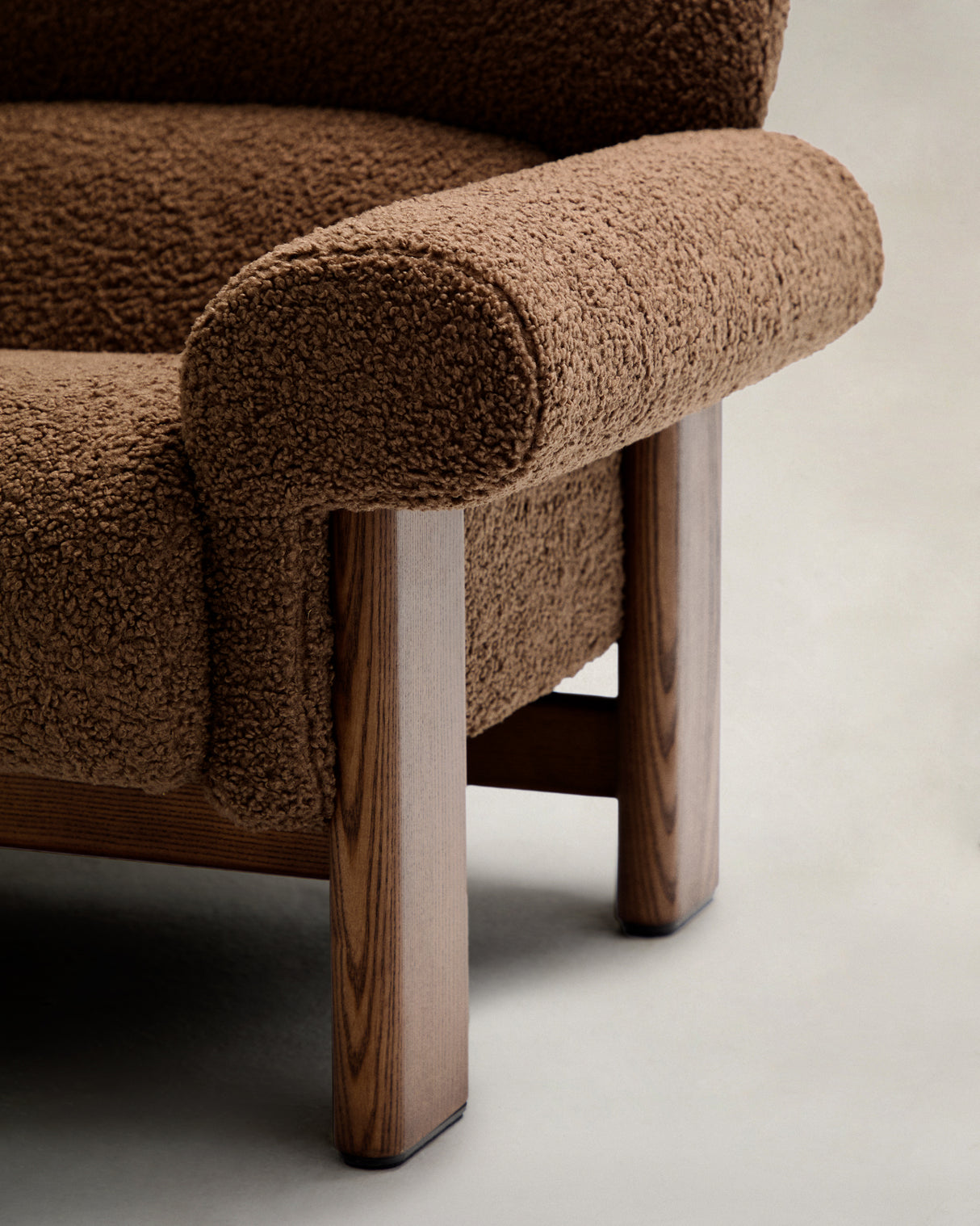 Sessel Nema aus taupefarbenem Bouclé und massivem Eschenholz mit natürlichem Finish FSC 100% - ZEN ZONE Furniture