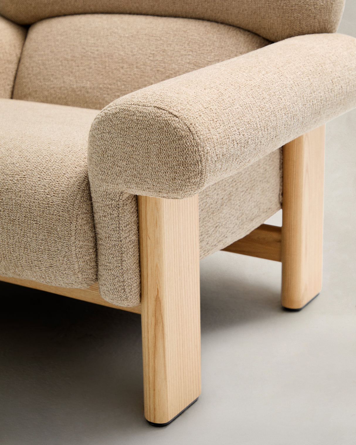 Sessel Nema aus beigefarbenem Chenille und Beinen aus massivem Eschenholz mit natürlichem Finish FSC 100% - ZEN ZONE Furniture